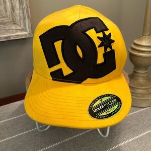 DG Cap Hat 210Fitted FlexFit Tech  Approx 6 7/8 - 7 1/4 Fitted Size S/ M
